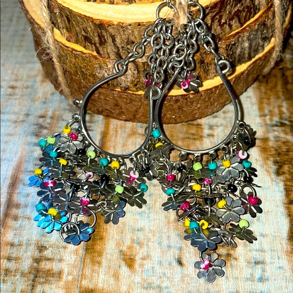 Flower drop earrings & Long drop chain - Picture 3 of 4